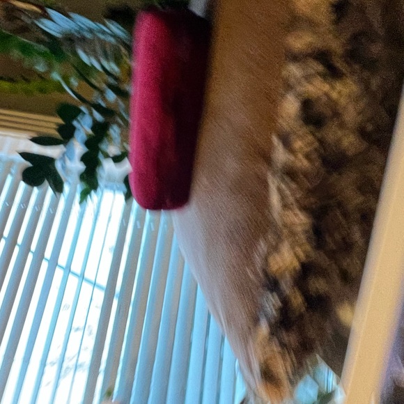 Women’s Gucci sunglasses 56mm black with gold hardware rectangular design. - Picture 5 of 17